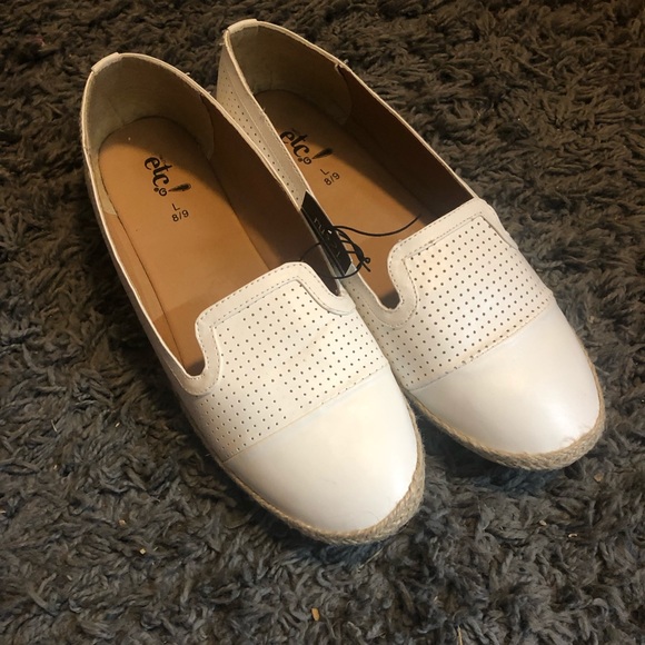 Shoes - NWT white flats new never worn size 8/9